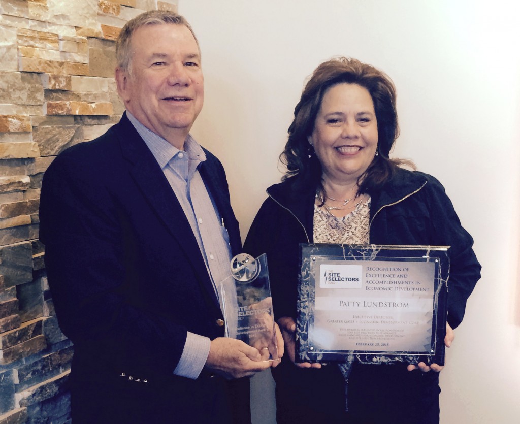 Deane Foote, CEO of Foote Consulting Group, presents the 2015 Economic Developer of the Year from the Site Selectors Guild to Patty Lundstrom, Executive Director of the Greater Gallup Economic Development Corporation